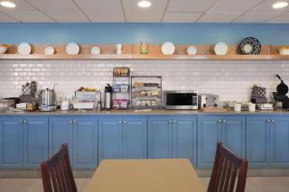 Country Inn & Suites by Radisson, Warner Robins, GA - 2