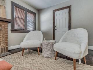 Cozy Crestwood Classic 3BR Home! - Oklahoma City - 2