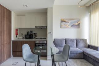 Business Bay Gem1 Bd Apt With Scenic Canal Views - Dubai - 1