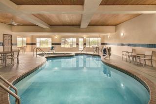 Country Inn & Suites by Radisson, West Bend, WI - West Bend - 4