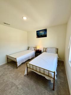 Cozy Modern Retreat, Comfortable and Spacious - 6