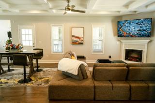 Enjoy this mini-mansion near downtown and the airport! - 6