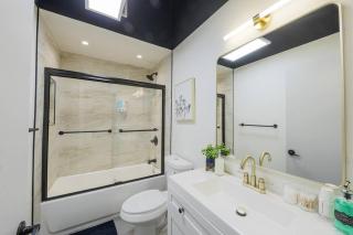 Group-Friendly 6BR Luxury Suite in Prime South Loop Location with Optional Parking and Gym Access Near McCormick Place, Soldier Field and Grant Park - 1