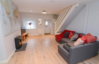 The RED KEEP Fab Location - Two Bed - Two Bathrooms -Townhouse - 7