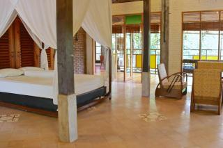 Riverside villa in tropical setting - 0