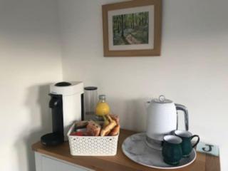 A Cotswold Cabin with Great Views and a Hot Tub - Stroud - 9