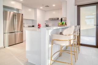 Luxury Madinat Living 2BR with Sea Views - 8