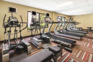 Super 8 by Wyndham Dallas Love Field Airport - 2