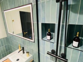 Luxury 2 Bedroom Apartment w/ Free Parking - York - 2