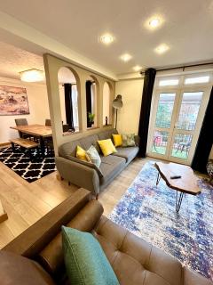 Spacious 3 bedroom apartment close to marina, 2 parking spaces, kingsize or single beds - Southampton - 0
