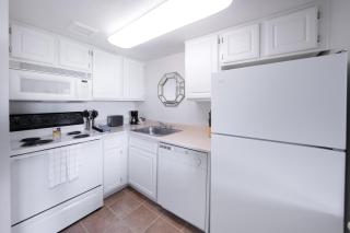 Scottsdale's premium short term getaway, Fully furnished 1 bedroom homes, FREE Golf, cable, utilities, Wi-Fi, parking, pool, and bike trails- Unit 241 apts - 7