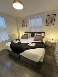 Spacious 3 bedroom apartment close to marina, 2 parking spaces, kingsize or single beds - Southampton - 1