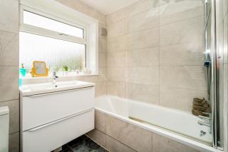 Sleek and Stylish 3 Bed in Greenock - Sleeps 8 - Greenock - 4