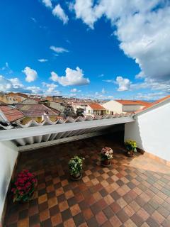Hermoso dúplex nuevo con balcón y terraza - Cuenca - 1