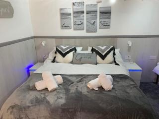 Monarch House - 5 ensuite rooms, 1 Ground floor bedroom, Sleeps 16, 60 yds beach & harbour, Dog Friendly - 0