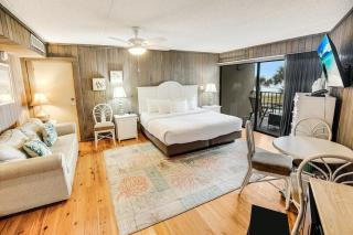 2nd Floor Oceanfront King Room Tower - 9