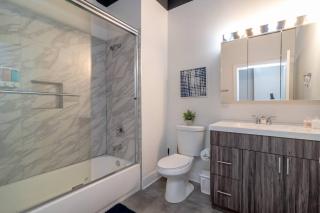 Modern 3BR South Loop Living Family Unit Near Adler Planetarium & McCormick Convention Center - Chicago - 2