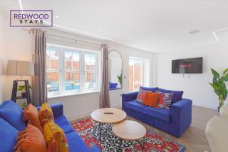 Brand New Spacious 4 Bedroom Houses For Contractors & Families with Free Parking, Garden, Fast WiFi and Netflix By Redwood Stays - 6