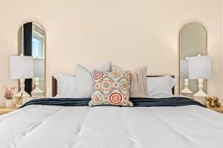 New! Cozy Upper 1BR Flat near Downtown Roseville - 2