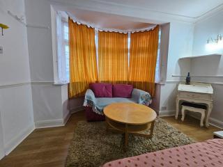 1 Beautiful large room - Goodmayes - 3