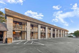 Stonegate Lodge King Bed WIFI Roku TV Salt Water Pool Room #203 - Eureka Springs - 5