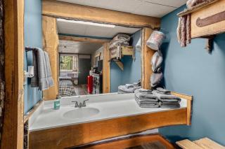 Stonegate Lodge King Bed WIFI Roku TV Salt Water Pool Room #203 - 1