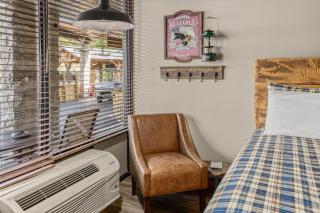 Stonegate Lodge 2 Queen Beds WIFI Roku TV Salt Water Pool Room #202 - 8