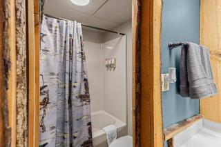 Stonegate Lodge Sleeps 4 Fast WiFi Firepits TV Salt Water Pool Room #204 - 1