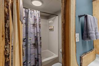 Stonegate Lodge King Bed, 2mi to Historic DTWN Salt Water Pool Room #206 - Eureka Springs - 8