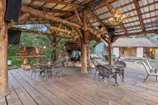Stonegate Lodge King Bed, 2mi to Historic DTWN Salt Water Pool Room #206 - Eureka Springs - 2