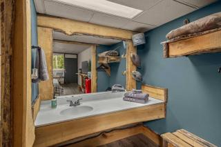 Stonegate Lodge King Bed, 2mi to Historic DTWN Salt Water Pool Room #206 - 1