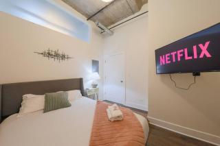 Cozy 2BR Chicago Apartment with Optional Parking and Gym Access Near Field Museum, Lakefront & McCormick Place - 2
