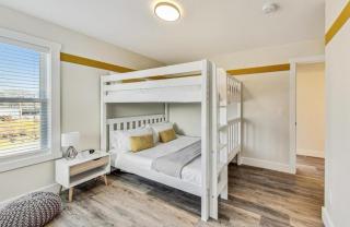 Parking! Hot tub! 10 min walk to beach - 7