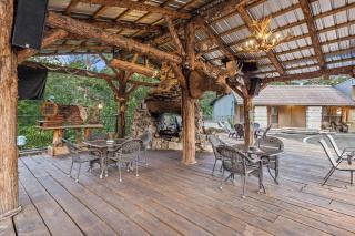 Stonegate Lodge Pool Fire Pits King BedFast WiFi 50in TV Room #209 - Eureka Springs - 8