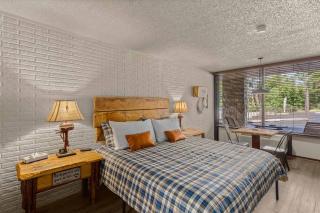 Stonegate Lodge Pool Fire Pits King BedFast WiFi 50in TV Room #209 - Eureka Springs - 6