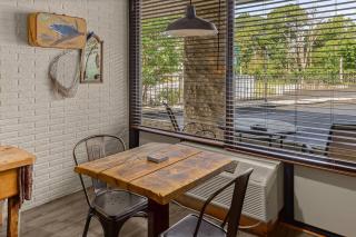 Stonegate Lodge Pool Fire Pits King BedFast WiFi 50in TV Room #209 - Eureka Springs - 1