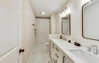 Parking! Hot tub! 10 min walk to beach - 4