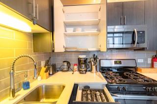 Stylish 2BR Suite with Optional Parking & Gym Access Near Lakefront, Shedd Aquarium and McCormick Center - 1