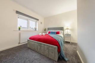 Modern Wolverhampton 3 bed Home - 2