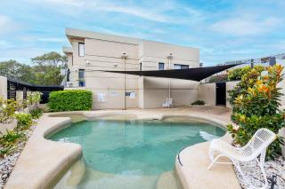 Paradiso, 4,4 Laman St - Unit with aircon, wi-fi, pool and in the heart of town, water views - Nelson Bay - 0