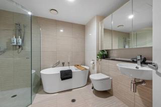 Skyhigh Executive! ~ 2Bed/2Bath/1Car/Views ~ CBD - Brisbane - 3