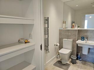 Stylish Ensuite Double-Bed with Desk - 9