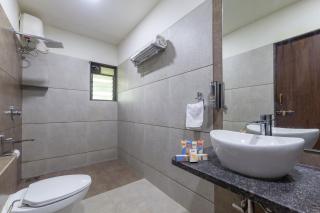 Farmhouse Retreat by StayVista - Classic architecture, Rustic interiors, Cozy rooms & A refreshing swimming pool - Girnāre - 1