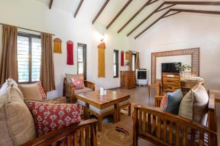 Farmhouse Retreat by StayVista - Classic architecture, Rustic interiors, Cozy rooms & A refreshing swimming pool - 7