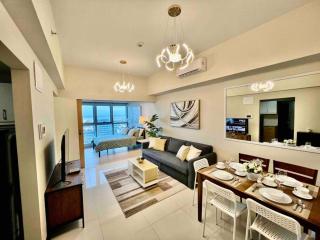 Modern 2BR in Uptown Parksuites w/ Free Parking - Manila - 0