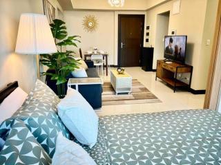 Modern 2BR in Uptown Parksuites w/ Free Parking - Manila - 9