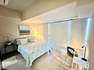Modern 2BR in Uptown Parksuites w/ Free Parking - Manila - 2
