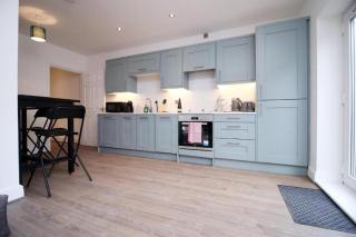 Spacious 2 Bedroom Apartment with Free parking - 6