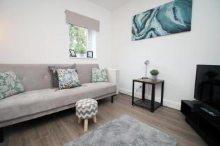 Spacious 2 Bedroom Apartment with Free parking - 9