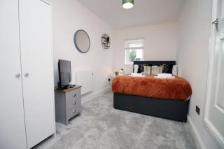 Spacious 2 Bedroom Apartment with Free parking - 9